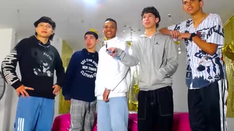 Snapshot of benz_boys chatting on 02-19-25, 12:11 benz boys online show from 02-19-25, 12:11