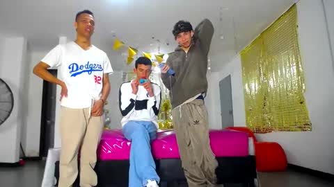 Snapshot of benz_boys chatting on 02-25-25, 12:03 benz boys online show from 02-25-25, 12:03