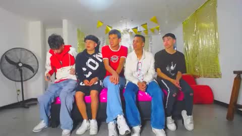 Snapshot of benz_boys chatting on 02-28-25, 12:09 benz boys online show from 02-28-25, 12:09