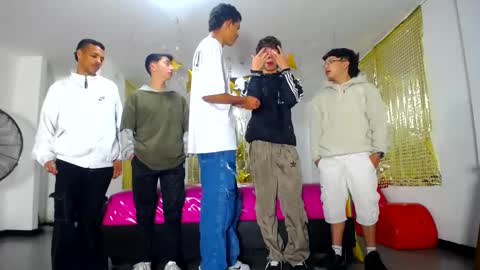 Snapshot of benz_boys chatting on 03-03-25, 12:48 benz boys online show from 03-03-25, 12:48