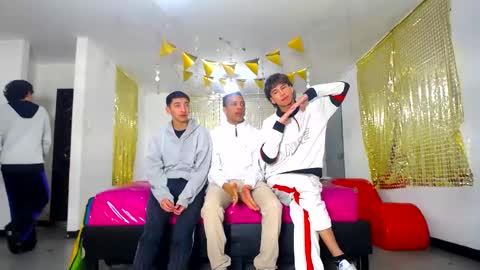 Snapshot of benz_boys chatting on 03-06-25, 12:09 benz boys online show from 03-06-25, 12:09