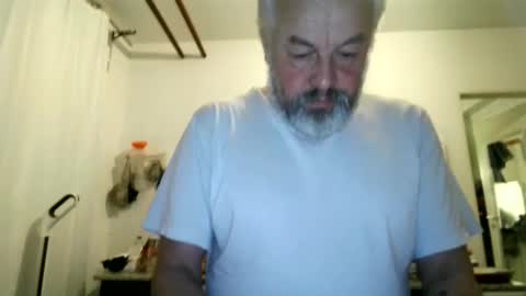 Snapshot of berg_boy chatting on 12-19-25, 05:36 Martin online show from 12-19-25, 05:36