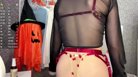 Snapshot of berry_buns chatting on 10-28-25, 05:11 Sofia online show from 10-28-25, 05:11