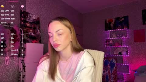 Snapshot of berry_buns chatting on 12-17-25, 12:22 Sofia online show from 12-17-25, 12:22