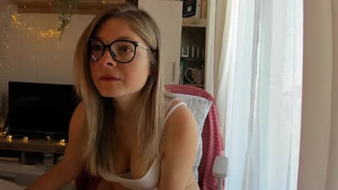 Snapshot of bestgirl_ofthe_neighborhood chatting on 12-12-24, 08:03 Vicky online show from 12-12-24, 08:03