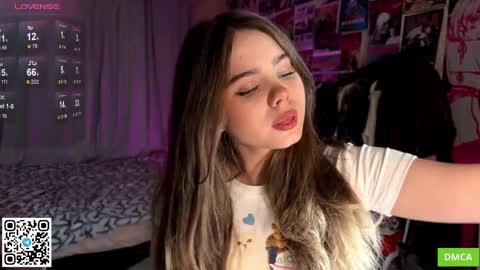 Snapshot of bestie_me chatting on 10-17-25, 05:15 Emily Stream every day online show from 10-17-25, 05:15