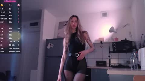 Snapshot of bestzoeyever chatting on 02-13-26, 03:19 Zo online show from 02-13-26, 03:19