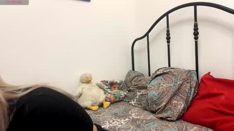 BlondeReka ITS MY 1st DAY HERE online show from 12-18-25, 04:57