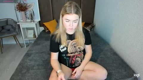 Snapshot of bettyurbane chatting on 11-14-25, 04:44 Mila Sweet online show from 11-14-25, 04:44