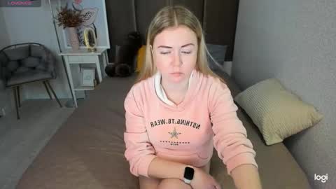 Snapshot of bettyurbane chatting on 11-18-25, 05:12 Mila Sweet online show from 11-18-25, 05:12