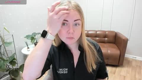 Snapshot of bettyurbane chatting on 11-28-25, 04:59 Mila Sweet online show from 11-28-25, 04:59