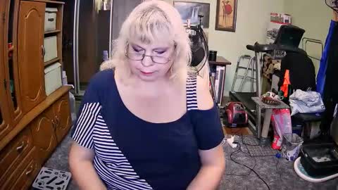 BeverlyQCynia online show from 09-18-25, 11:45