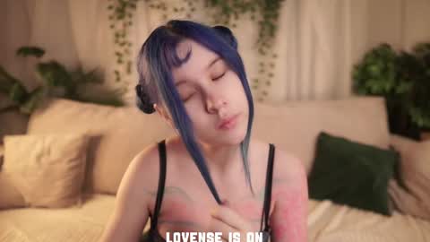 Eliz online show from 12-17-25, 01:11