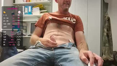 My name is David and if you like public exhibitions you wont be disappointed with me LoL - My favorite vibes is 44  online show from 09-24-25, 04:32