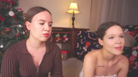 Snapshot of bibandboba_ chatting on 12-16-25, 02:44 Lisa and Alice online show from 12-16-25, 02:44