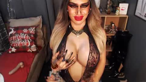 Snapshot of bigbomblhoraine chatting on 02-21-25, 01:44 Loraine Cruz online show from 02-21-25, 01:44