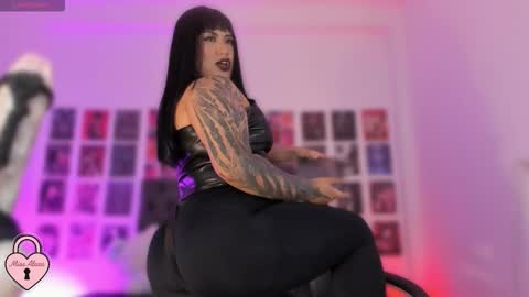 Snapshot of bigboobs_cloe chatting on 10-19-25, 04:57 bigboobs cloe online show from 10-19-25, 04:57