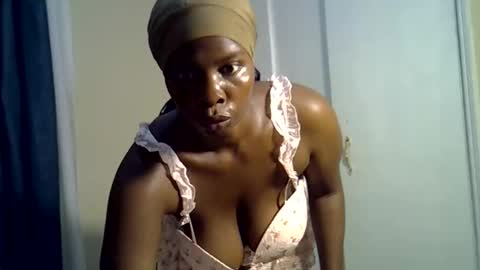 Snapshot of bigbooty_dimples chatting on 10-25-25, 08:25 Vee online show from 10-25-25, 08:25