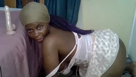 Snapshot of bigbooty_dimples chatting on 11-04-25, 03:00 Vee online show from 11-04-25, 03:00