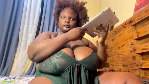 Snapshot of bigchocotities chatting on 02-17-25, 01:25 bigchocotities online show from 02-17-25, 01:25