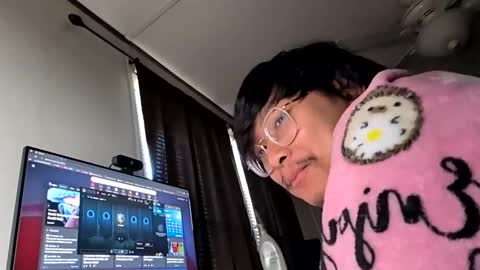 Snapshot of biglongt chatting on 10-20-25, 05:13 biglongt online show from 10-20-25, 05:13