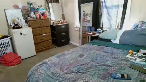 the Mini mami online show from 10-15-25, 03:01