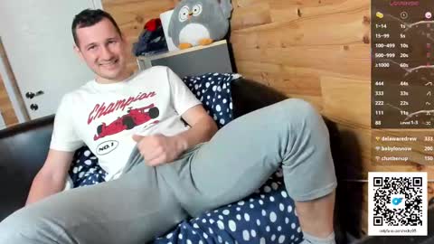 Snapshot of bigsshark chatting on 02-19-25, 12:33 bigsshark online show from 02-19-25, 12:33