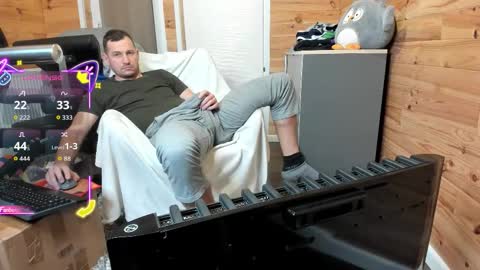 Snapshot of bigsshark chatting on 12-14-25, 10:20 bigsshark online show from 12-14-25, 10:20