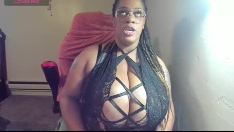 Snapshot of bigthickgirl35 chatting on 02-18-26, 11:33 Mahogany online show from 02-18-26, 11:33