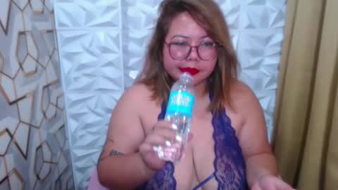 Snapshot of bigtitshotmom chatting on 01-19-25, 08:29 MARJ online show from 01-19-25, 08:29