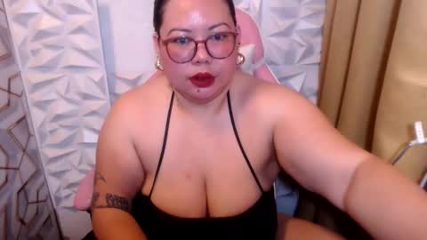 Snapshot of bigtitshotmom chatting on 10-26-25, 07:25 MARJ online show from 10-26-25, 07:25