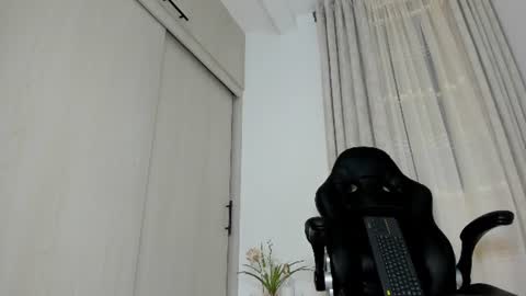 Snapshot of biscuit_oliva_ chatting on 06-20-26, 01:19 Biscuit oliva online show from 06-20-26, 01:19