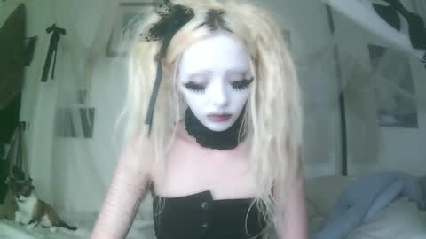 Snapshot of bl0odsyring3 chatting on 10-01-25, 08:04 vampire fang online show from 10-01-25, 08:04
