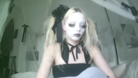 Snapshot of bl0odsyring3 chatting on 10-03-25, 07:00 vampire fang online show from 10-03-25, 07:00