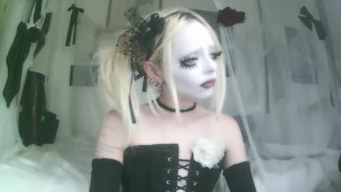 Snapshot of bl0odsyring3 chatting on 10-08-25, 07:22 vampire fang online show from 10-08-25, 07:22