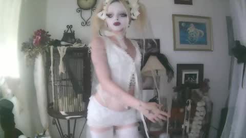 Snapshot of bl0odsyring3 chatting on 10-17-25, 07:38 vampire fang online show from 10-17-25, 07:38