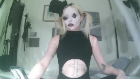 Snapshot of bl0odsyring3 chatting on 10-30-25, 09:04 vampire fang online show from 10-30-25, 09:04