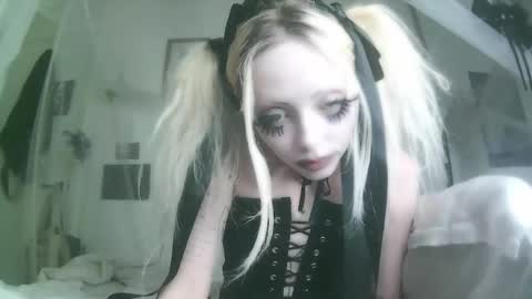 Snapshot of bl0odsyring3 chatting on 11-14-25, 07:56 vampire fang online show from 11-14-25, 07:56