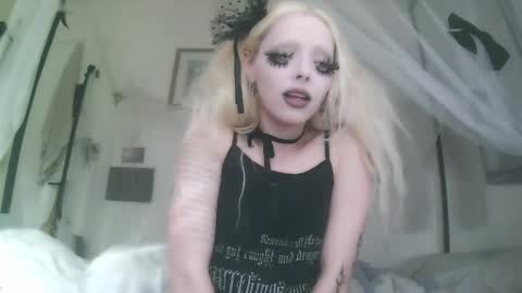 Snapshot of bl0odsyring3 chatting on 11-19-25, 07:58 vampire fang online show from 11-19-25, 07:58
