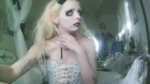 Snapshot of bl0odsyring3 chatting on 11-20-25, 08:30 vampire fang online show from 11-20-25, 08:30