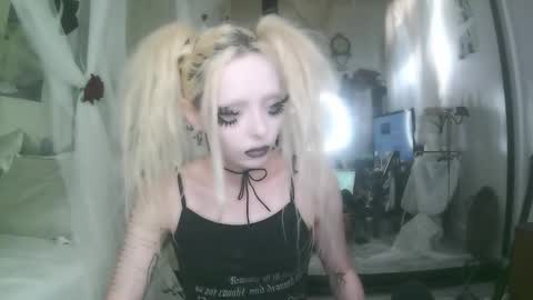 Snapshot of bl0odsyring3 chatting on 12-17-25, 10:16 vampire fang online show from 12-17-25, 10:16