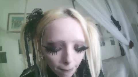 Snapshot of bl0odsyring3 chatting on 12-18-25, 08:04 vampire fang online show from 12-18-25, 08:04