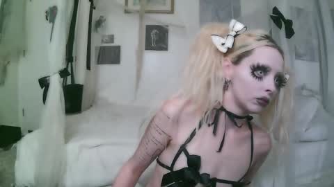 Snapshot of bl0odsyring3 chatting on 01-09-26, 07:15 vampire fang online show from 01-09-26, 07:15