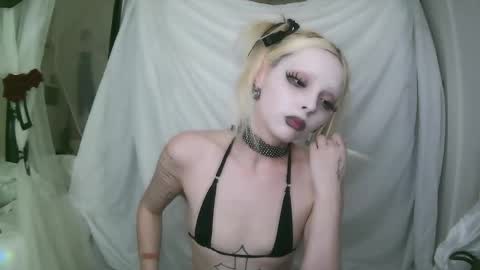 Snapshot of bl0odsyring3 chatting on 02-04-26, 09:31 vampire fang online show from 02-04-26, 09:31