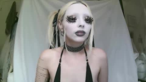 Snapshot of bl0odsyring3 chatting on 02-17-26, 08:04 vampire fang online show from 02-17-26, 08:04