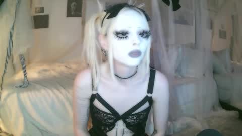 Snapshot of bl0odsyring3 chatting on 02-20-26, 02:30 vampire fang online show from 02-20-26, 02:30