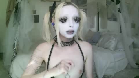 Snapshot of bl0odsyring3 chatting on 02-25-26, 06:28 vampire fang online show from 02-25-26, 06:28