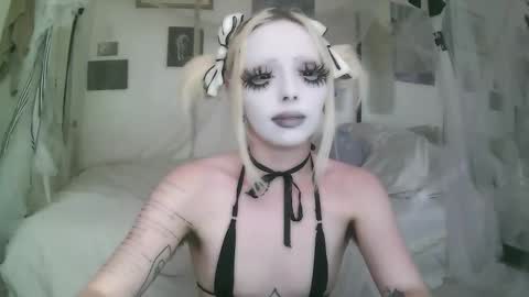 Snapshot of bl0odsyring3 chatting on 02-27-26, 07:47 vampire fang online show from 02-27-26, 07:47