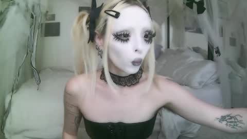 Snapshot of bl0odsyring3 chatting on 03-09-26, 06:23 vampire fang online show from 03-09-26, 06:23