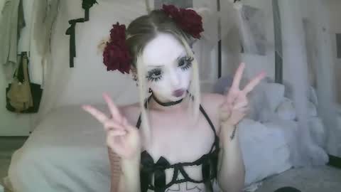 Snapshot of bl0odsyring3 chatting on 06-15-26, 05:15 vampire fang online show from 06-15-26, 05:15